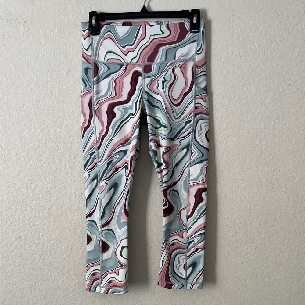 Like New! Athleta Ultimate Stash Pocket Printed Capri Leggings in Size S